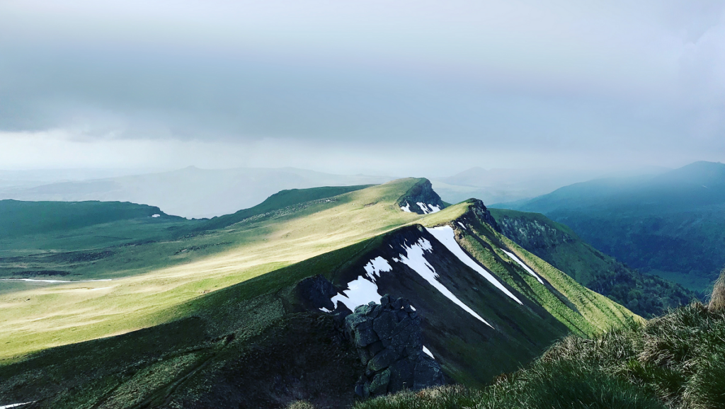 Un massif montagneux en Auvergne