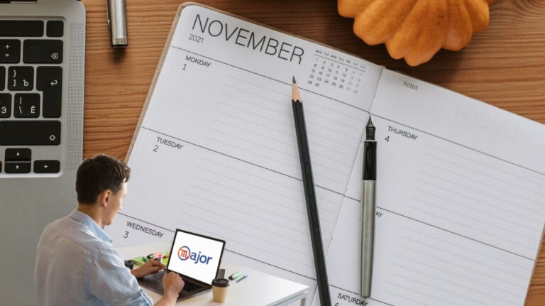 Un homme en train de travailler devant un calendrier du mois de novembre