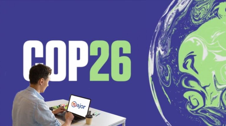 Un homme travaillant devant le logo de la COP26