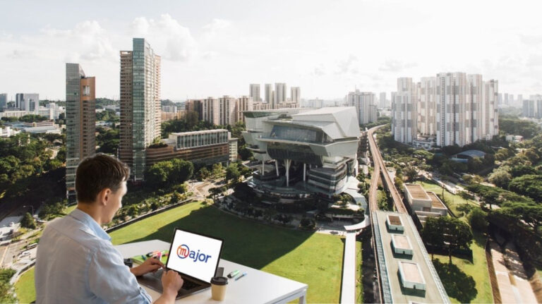 Un homme en train de travailler devant une smart city