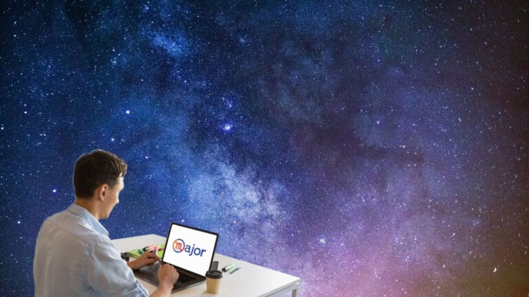 Un homme en train de travailler sur un ordinateur devant l'espace
