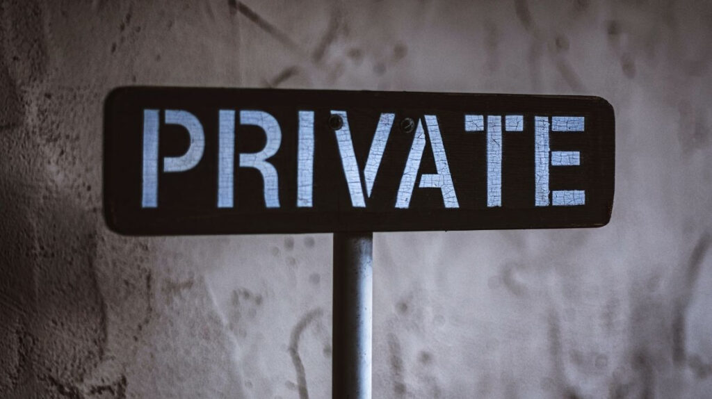 Panneau noir indiquant "Private"