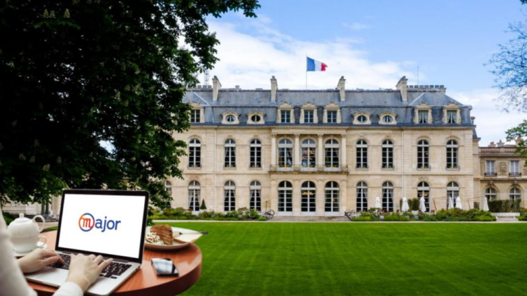 Une femme sur un ordinateur devant le palais de Elysée
