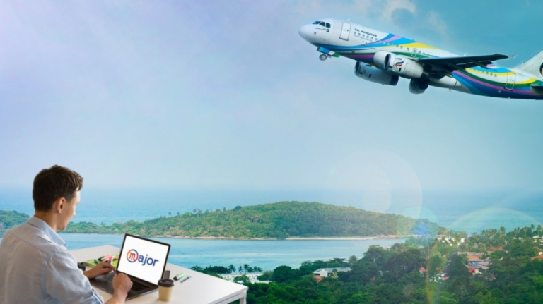 Un homme devant son ordinateur avec un avion qui décolle d'une île en fond