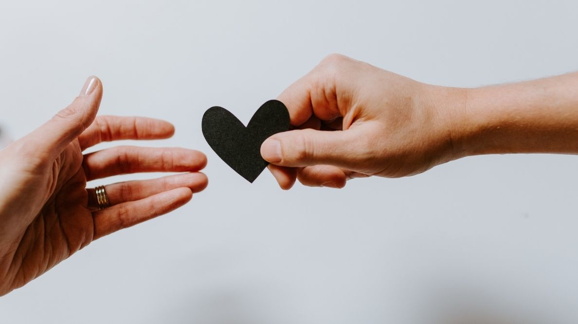 Deux mains qui se donnent un coeur noir