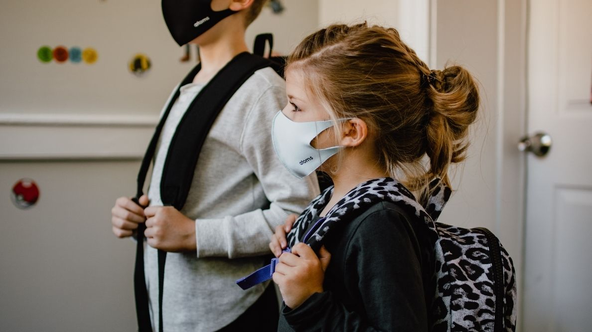 Deux enfants masqués dans les couloirs d'une école