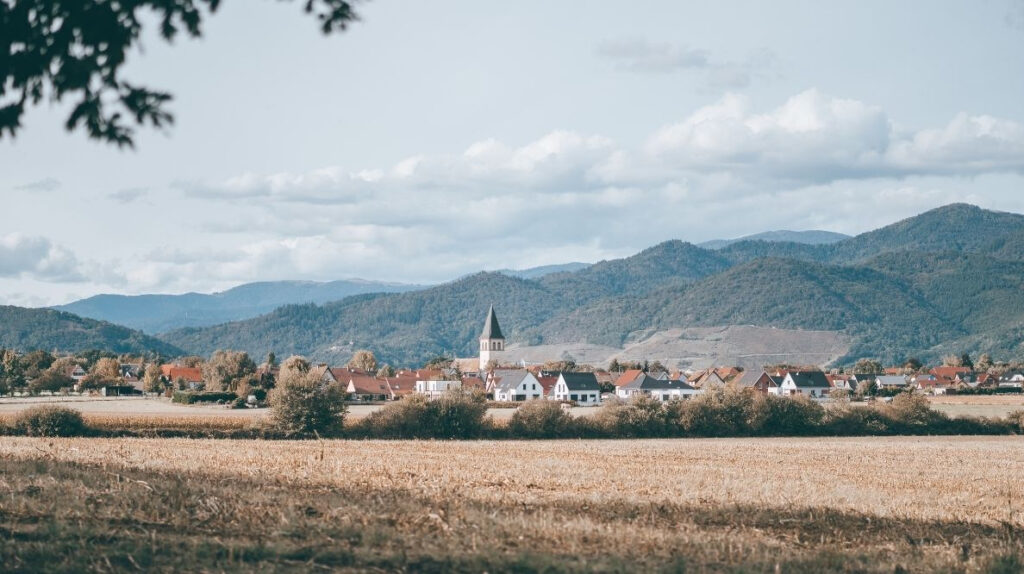 Un village au milieu des montagnes et des champs