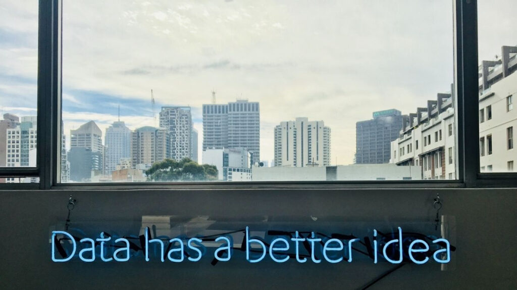 "Date has a better idea" écrit de couleur bleu avec une vue sur la ville