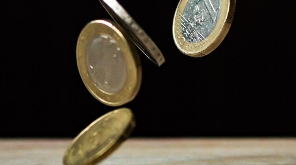 Des pièces de monnaie en train de tomber