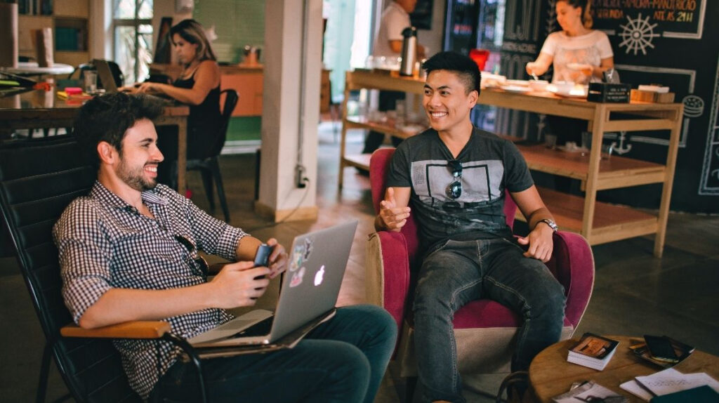 Des personnes dans un espace de co working