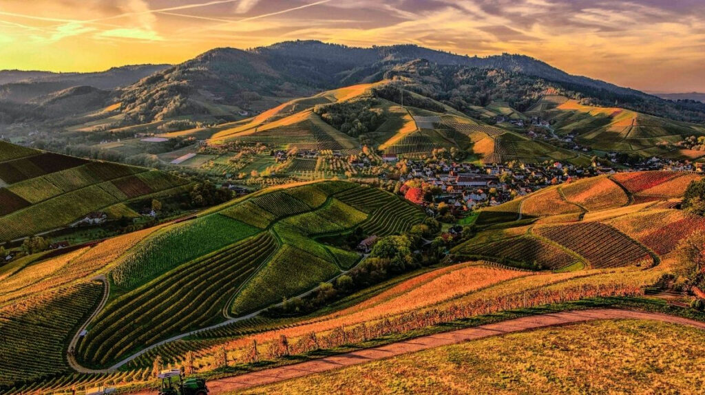 La campagne française, avec des champs et un village