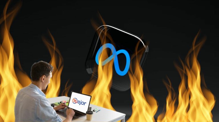 Un homme en train de travailler devant le logo Meta qui brûme