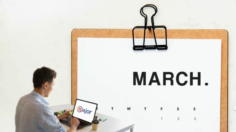 Un homme travaillant devant un calendrier du mois de mars