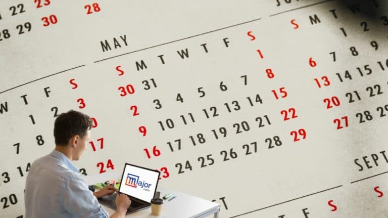 Un homme en train de travailler devant un calendrier du mois de mai