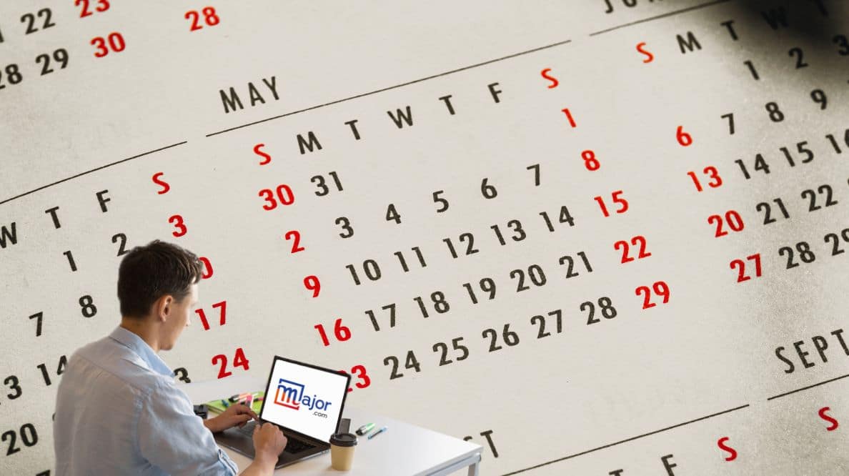 Un homme en train de travailler devant un calendrier du mois de mai