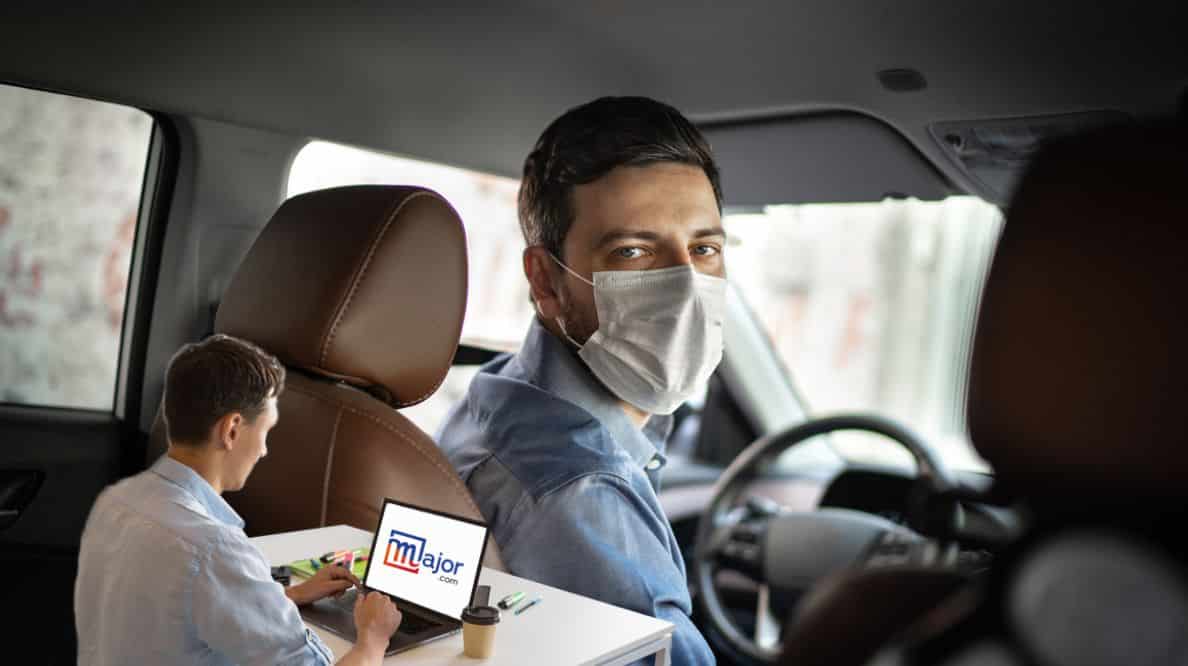 Un homme travaillant sur un ordinateur dans un Uber