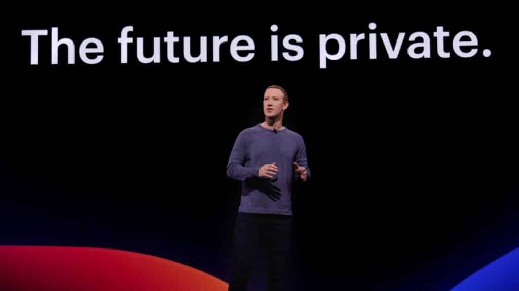 Mark Zuckerberg lors d'une conférence en 2019, devant un mur où est marqué "Futur is private"