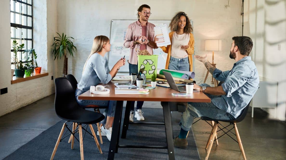 Plusieurs personnes travaillant sur un atelier lié à l'écologie