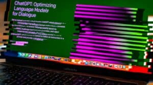 Écran d'ordinateur sur lequel est affichée la page d'accueil d'OpenAI, entreprise à l'origine de l'IA ChatGPT