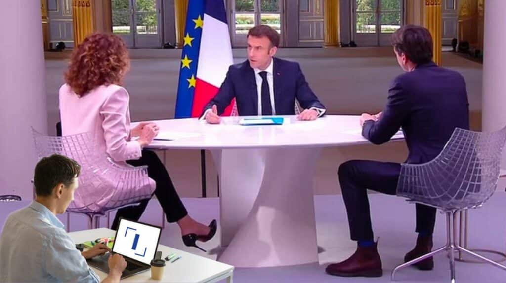 Un homme travaillant sur son ordinateur sur un plateau télé en compagnie d'Emmanuel Macron et des journalistes Julian Bugier et Marie-Sophie Lacarrau