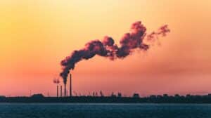 Une usine rejetant de la fumée dans l'atmosphère