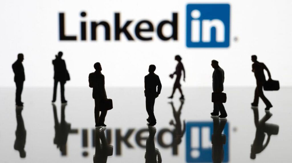 Plusieurs silhouettes de personnes devant un logo LinkedIn