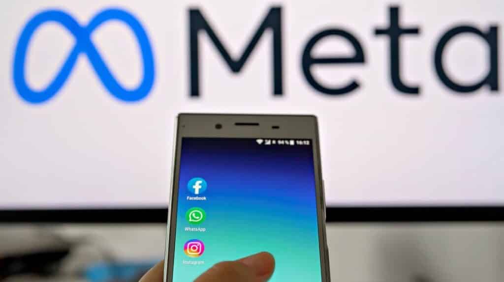 Un smartphone devant le logo de Meta