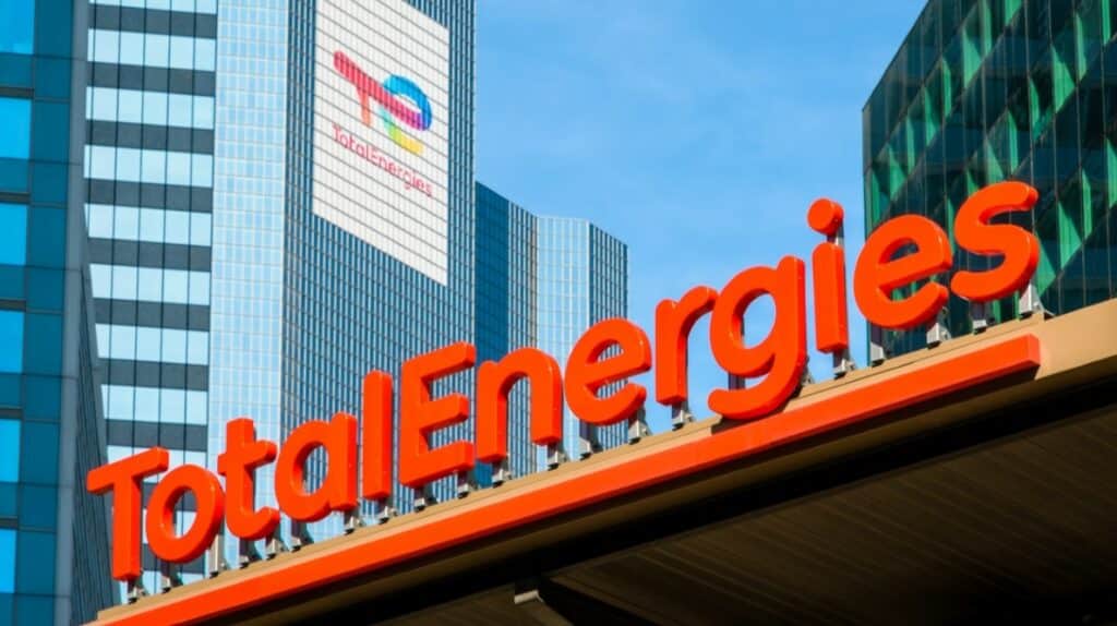 Un panneau TotalEnergies pris devant le siège de l'entreprise