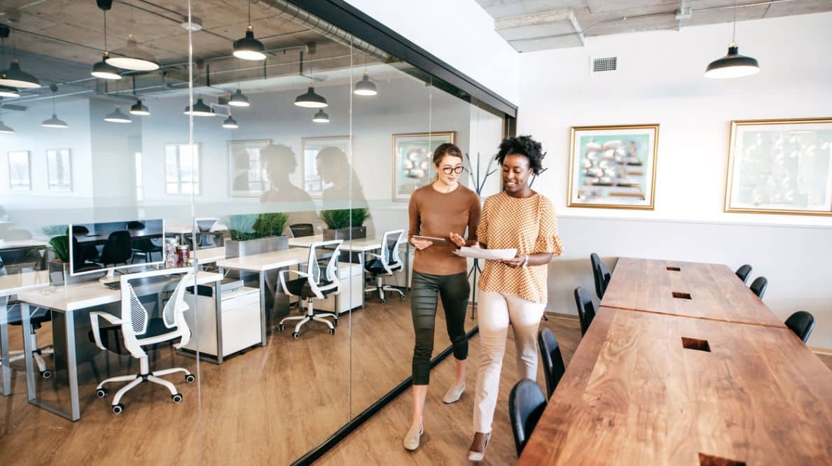 Deux femmes marchant dans un bureau vide